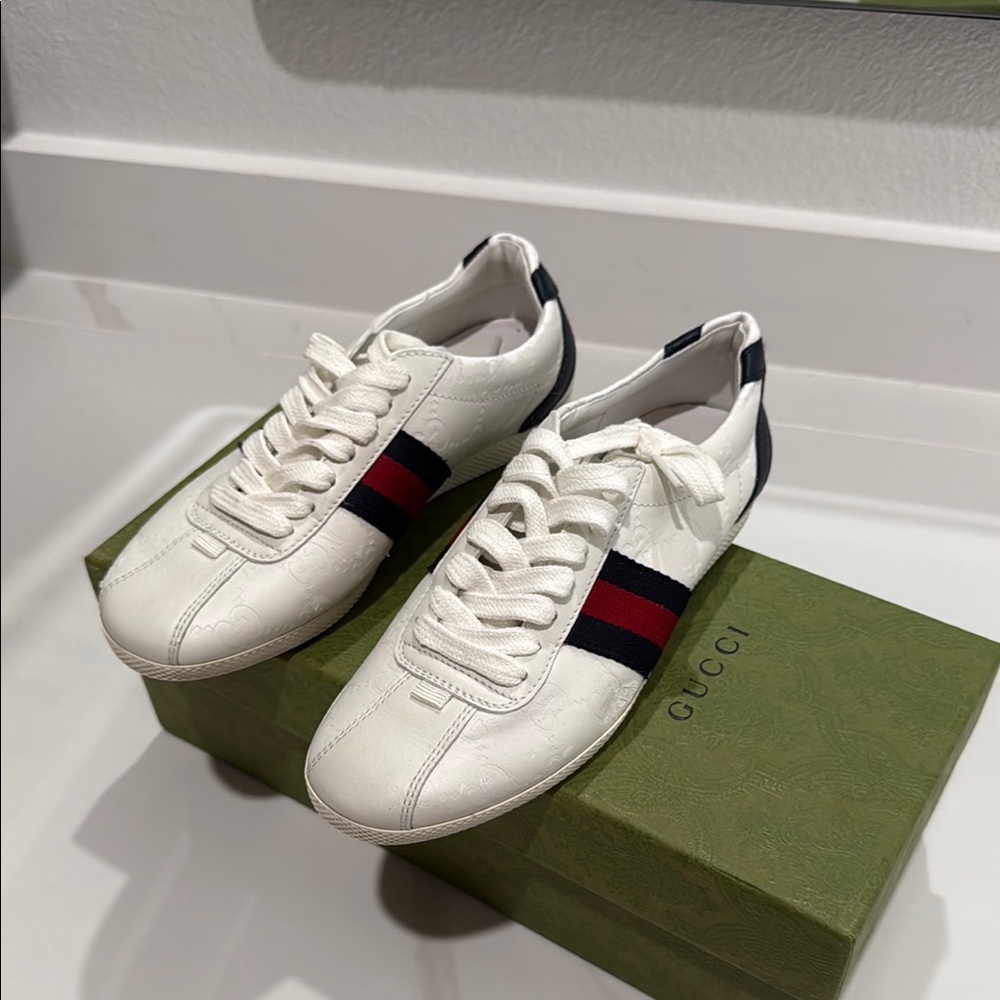 Gucci White Sneakers Sleek Leather Design